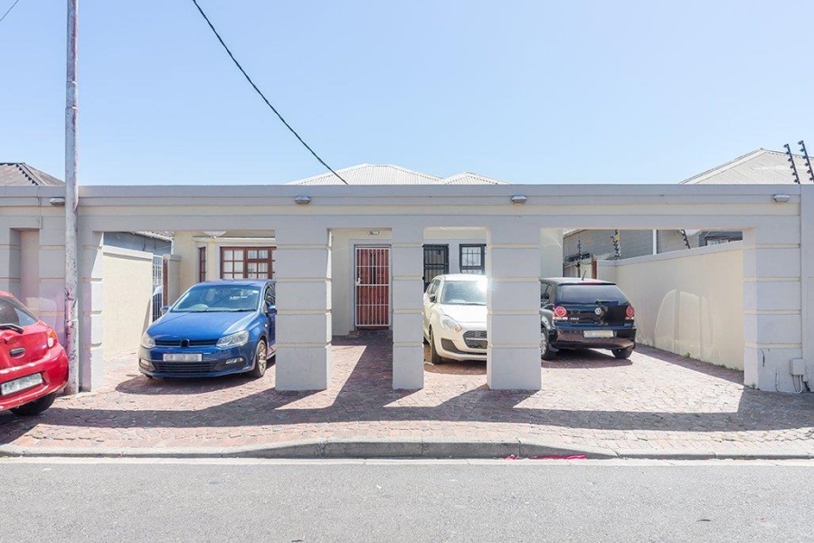 6 Bedroom Property for Sale in Maitland Western Cape